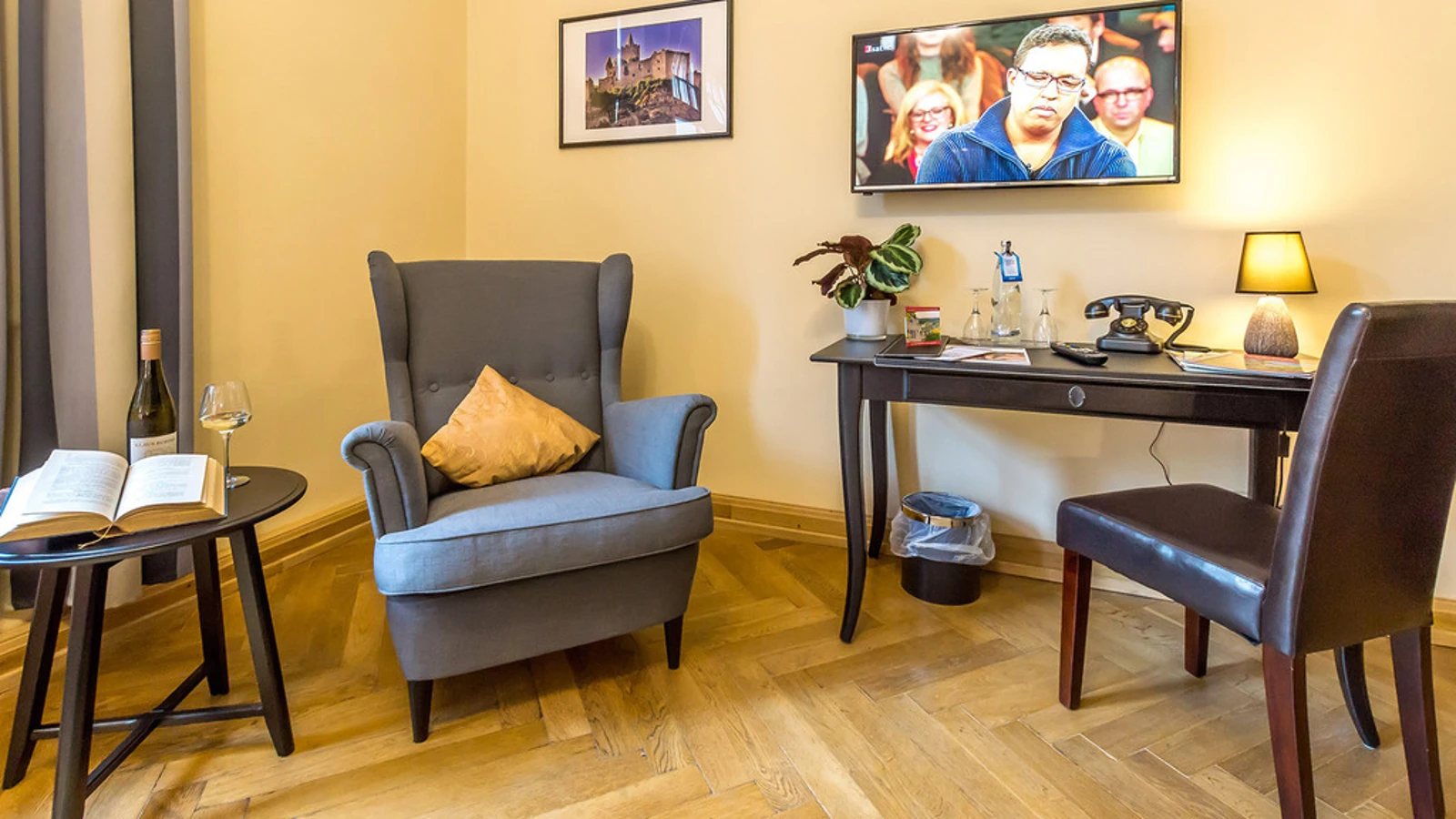 Schreibtisch, Sessel, TV